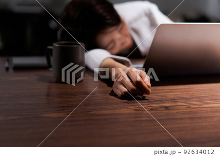仕事に疲れた女性 仕事に疲れた女性 92634012