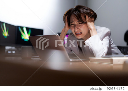 オフィスで頭を抱える女性 92634172
