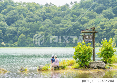 潟沼　祖母と孫　水遊び 92634208
