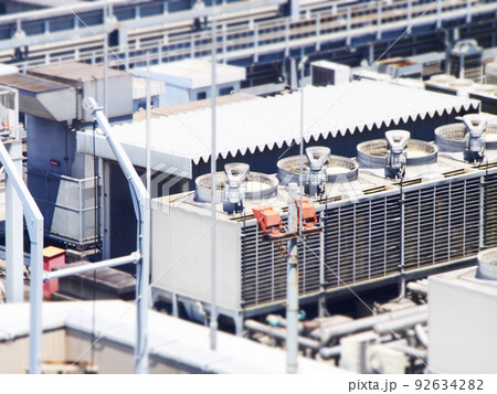 ビルの屋上　空調　設備　チルトシフト　 92634282