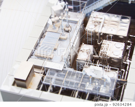 ビルの屋上　空調　設備　チルトシフト　 92634284