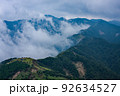 尾根に向かって立のぼる雲 92634527