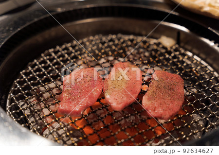 炭火で焼き肉を焼く様子 炭火で焼き肉を焼く様子 92634627