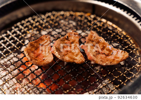 炭火で焼き肉を焼く様子 炭火で焼き肉を焼く様子 92634630