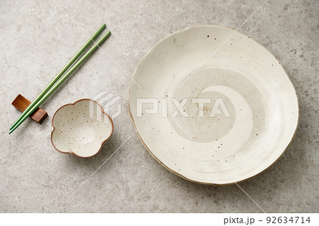 大皿と小皿と箸が並ぶ食卓。和食イメージ。 大皿と小皿と箸が並ぶ食卓。和食イメージ。 92634714