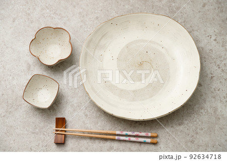 大皿と小皿と箸が並ぶ食卓。和食イメージ。 大皿と小皿と箸が並ぶ食卓。和食イメージ。 92634718