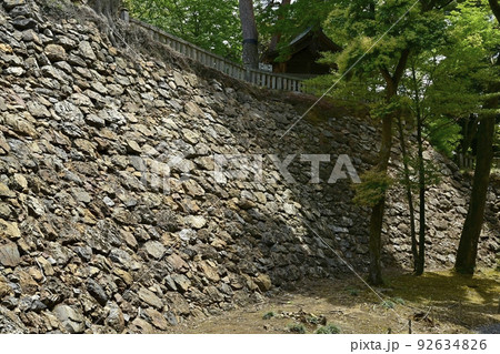 佐野市唐沢山城跡の本丸跡の高石垣 佐野市唐沢山城跡の本丸跡の高石垣 92634826