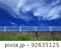 フェンスと青空 92635125