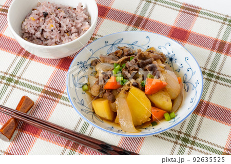 和食　肉じゃが　牛肉とじゃがいもの甘辛煮込み料理 92635525