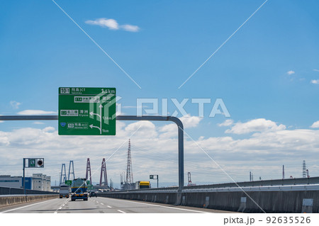 愛知県　まもなく伊勢湾岸自動車道の飛島ジャンクションを走行中のトラック 92635526