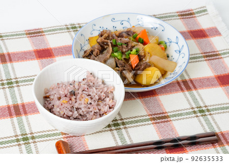 和食 肉じゃが 牛肉とじゃがいもの甘辛煮込み料理 和食 肉じゃが 牛肉とじゃがいもの甘辛煮込み料理 92635533