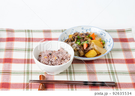 和食 肉じゃが 牛肉とじゃがいもの甘辛煮込み料理 和食 肉じゃが 牛肉とじゃがいもの甘辛煮込み料理 92635534