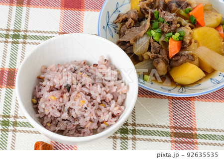 和食　肉じゃが　牛肉とじゃがいもの甘辛煮込み料理 92635535