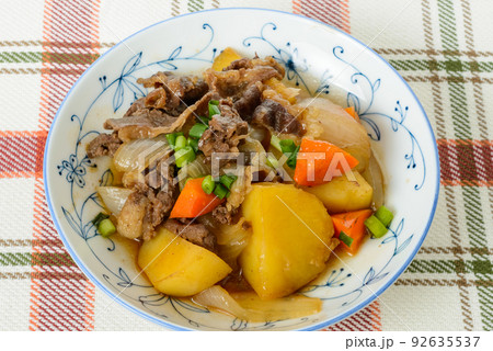 和食 肉じゃが 牛肉とじゃがいもの甘辛煮込み料理 和食 肉じゃが 牛肉とじゃがいもの甘辛煮込み料理 92635537
