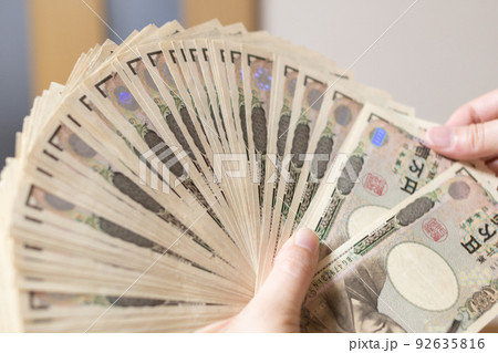 お金を持つ お金を持つ 92635816