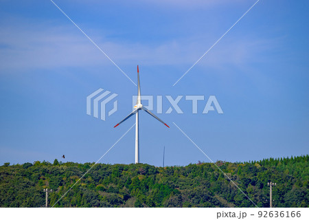 風力発電　風力発電の風車がある風景 92636166