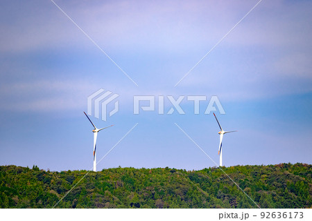 風力発電 風力発電の風車がある風景の写真素材 [92636173] - PIXTA