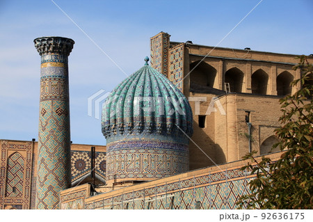 サマルカンドのレギスタン広場のシェル・ドル・マドラサ サマルカンドのレギスタン広場のシェル・ドル・マドラサ 92636175