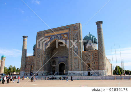 サマルカンドのレギスタン広場のシェル・ドル・マドラサ サマルカンドのレギスタン広場のシェル・ドル・マドラサ 92636178