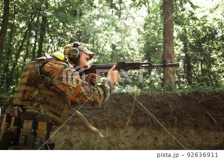 The Ukrainian military teaches to use the Kalashnikov rifle The Ukrainian military teaches to use the Kalashnikov rifle 92636911