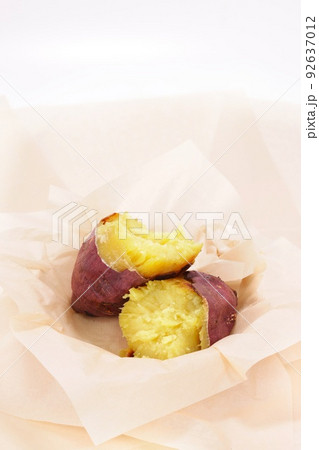 焼き芋 べにゆうか 紅優甘 紅はるか 割ったところ おやつ 焼き芋 べにゆうか 紅優甘 紅はるか 割ったところ おやつ 92637012