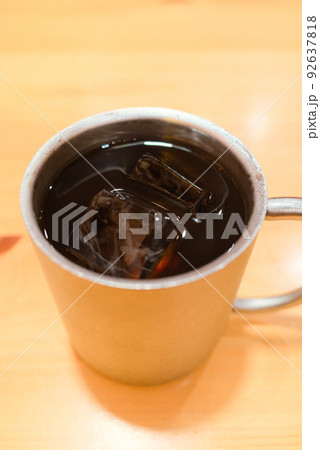 ステンレスのマグカップに入ったアイスコーヒー ステンレスのマグカップに入ったアイスコーヒー 92637818