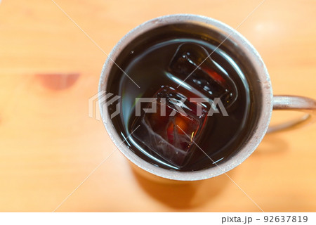 ステンレスのマグカップに入ったアイスコーヒー ステンレスのマグカップに入ったアイスコーヒー 92637819