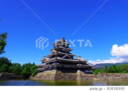 青い空と白い雲と松本城 92638395