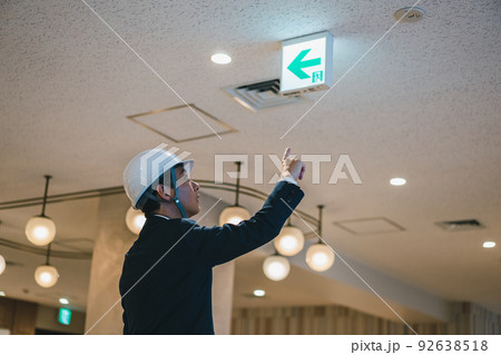 オフィスの誘導灯の点検 92638518