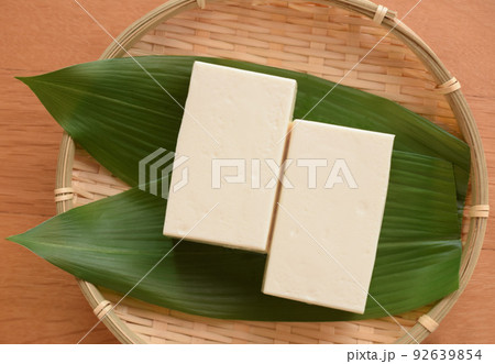 バランに載せた絹ごし豆腐、葉ランに載せた豆腐 92639854