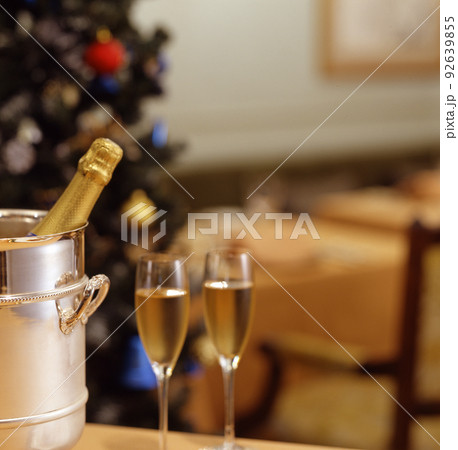 クリスマスのイメージ／クリスマスツリーとシャンパングラス 92639855