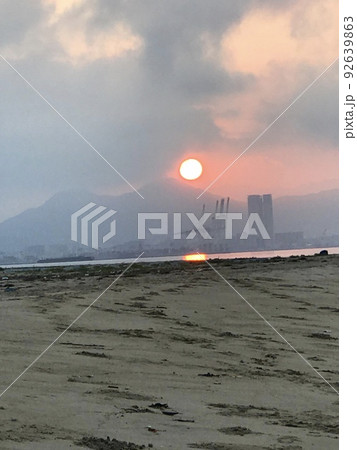 夕日と砂浜　海岸 92639863