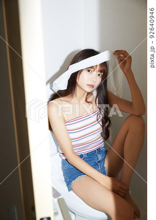 屋内で撮影した若い女性のスナップショット 92640946