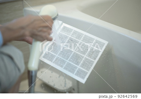 主婦の日常お風呂に換気扇フィルター清掃 92642569