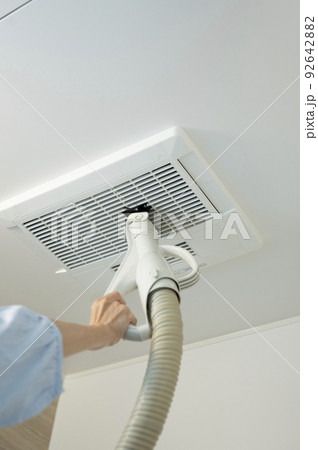 主婦の日常お風呂の換気扇清掃 92642882