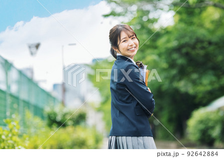公園で振り向く女子高生のポートレート 92642884