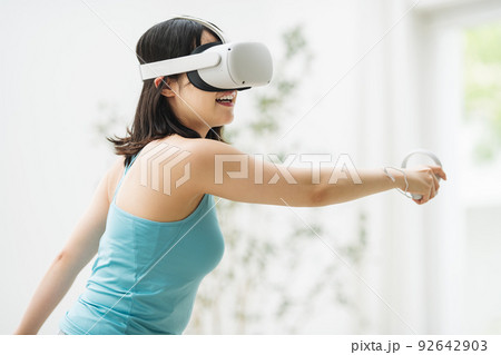 VRで遊ぶ女性 92642903