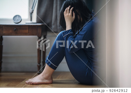 心が辛くて落ち込む女性イメージ 92642912