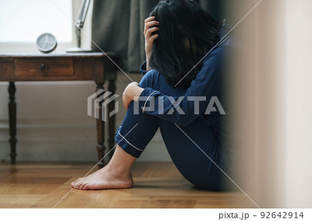 心が辛くて落ち込む女性イメージ 心が辛くて落ち込む女性イメージ 92642914