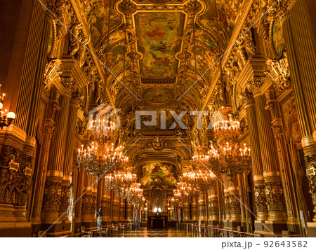 オペラ・ガルニエのグランホワイエ (フランス、パリ) オペラ・ガルニエのグランホワイエ (フランス、パリ) 92643582