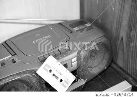スピーカーに埃が溜まって壊れてしまったカセットテープレコーダー スピーカーに埃が溜まって壊れてしまったカセットテープレコーダー 92643714
