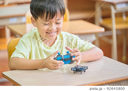 教室でドローンを操作する小学生の男の子 教室でドローンを操作する小学生の男の子 92643800