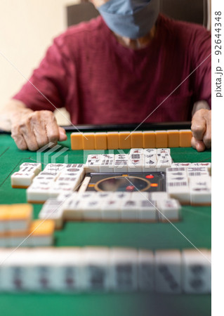 麻雀をして遊んでいるシニア女性 92644348