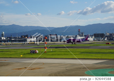 福岡空港の飛行機 92644588