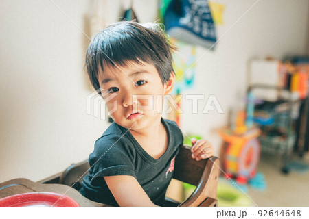 室内で朝ごはんを食べるときの子ども 92644648