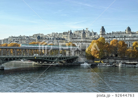 地下鉄が通るビル・アケム橋とセーヌ川 (フランス、パリ) 92644763