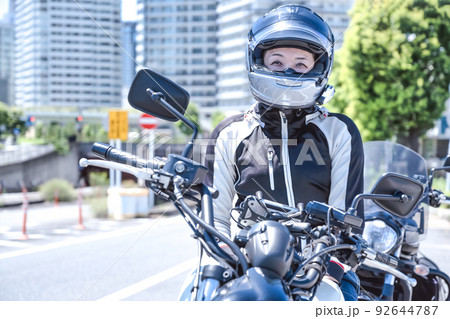 横浜をツーリングする女性ライダー 92644787