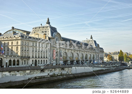 セーヌ川の対岸から見るオルセー美術館 (フランス、パリ) 92644889