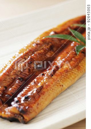 お皿に盛った鹿児島県産のうなぎの蒲焼き お皿に盛った鹿児島県産のうなぎの蒲焼き 92645003