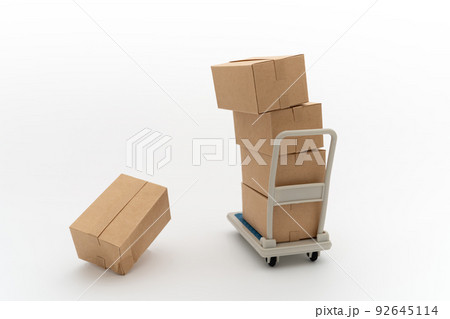 崩れる荷物 台車に載せられたダンボール 崩れる荷物 台車に載せられたダンボール 92645114